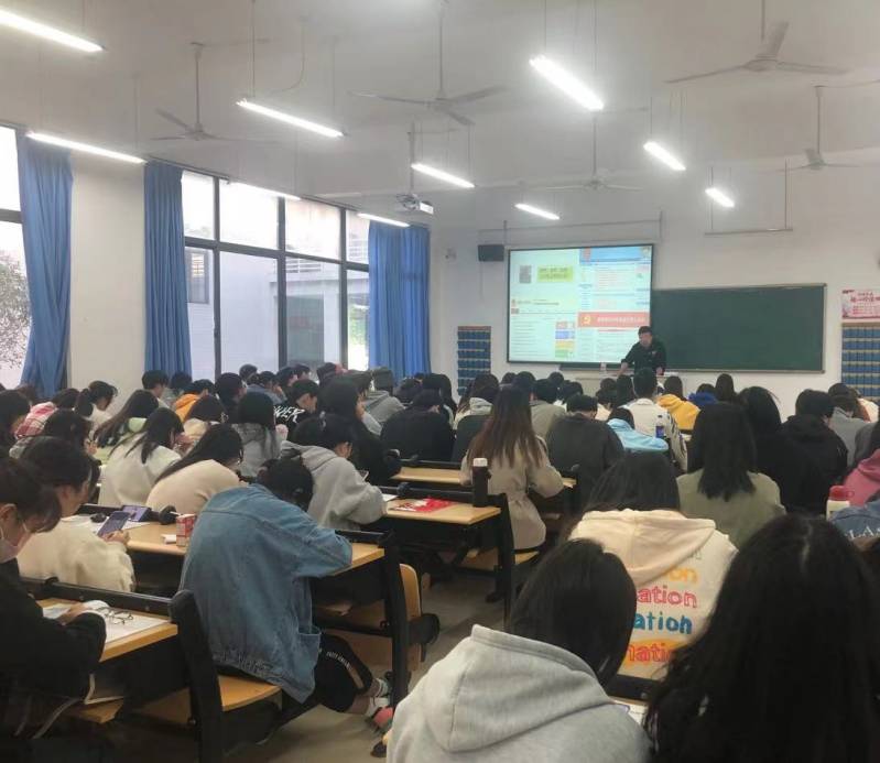 学校举办2021年考公考编辅导讲座---考情考务分析