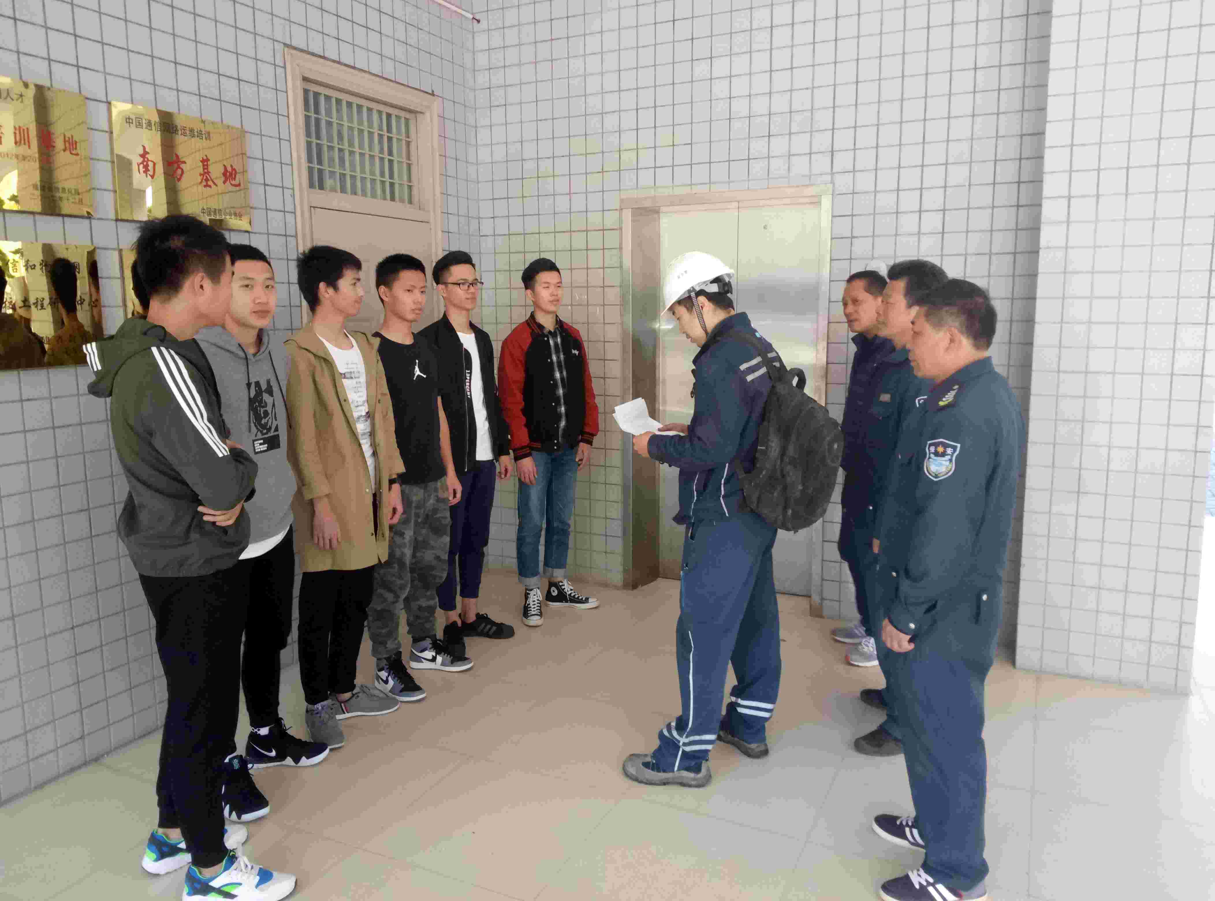 学校开展“电梯逃生演练”活动