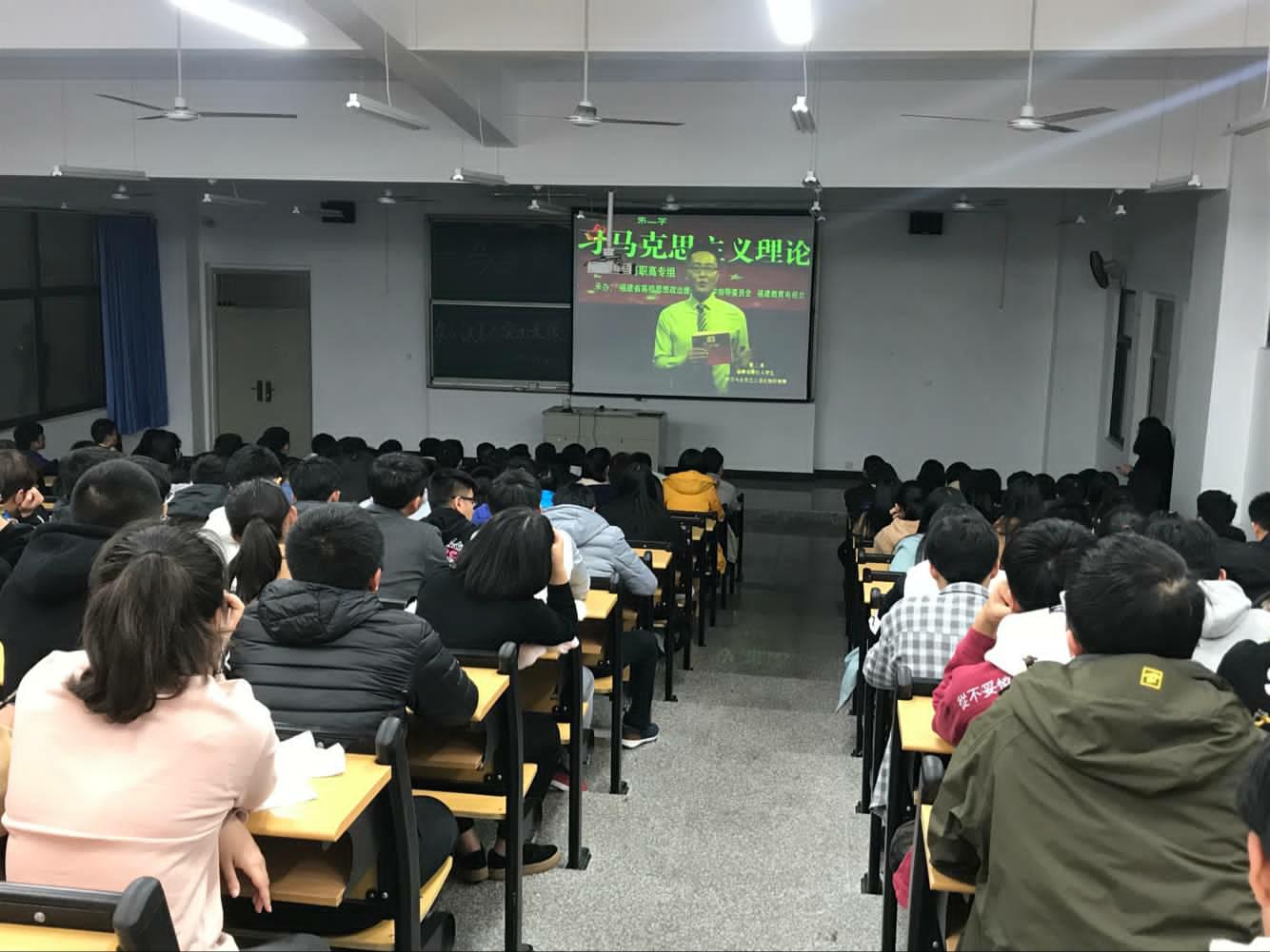 我校组织入党积极分子观看“一马当先”知识竞赛活动